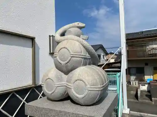 岩国白蛇神社の{uncategorized: "未分類", other: "その他", undefined: "問題あり", building: "その他建物", grave: "お墓", sacred_gate: "鳥居", guardian: "狛犬", statue: "像", buddha: "仏像", history: "歴史", nature: "自然", garden: "庭園", animal: "動物", pagoda: "塔", temizu: "手水舎", mountain_gate: "山門・神門", sanctuary: "本殿・本堂", subordinate: "末社・摂社", art: "芸術", scenery: "景色", jizo: "地蔵", ema: "絵馬", goshuin: "御朱印", omikuji: "おみくじ", items: "授与品その他", amulet: "お守り", goshuincho: "御朱印帳", eats: "食事", festival: "お祭り", votive_dance: "神楽", shichigosan: "七五三参", wedding: "結婚式", experience: "体験その他", initially: "初詣", around: "周辺", anti_infection: "感染症対策"}