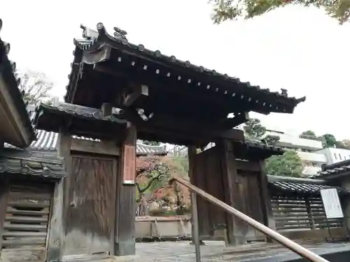 寳塔寺の山門