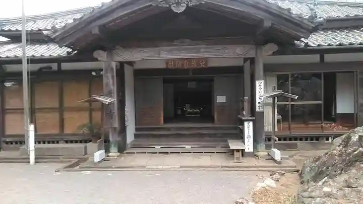 興山寺の本殿・本堂