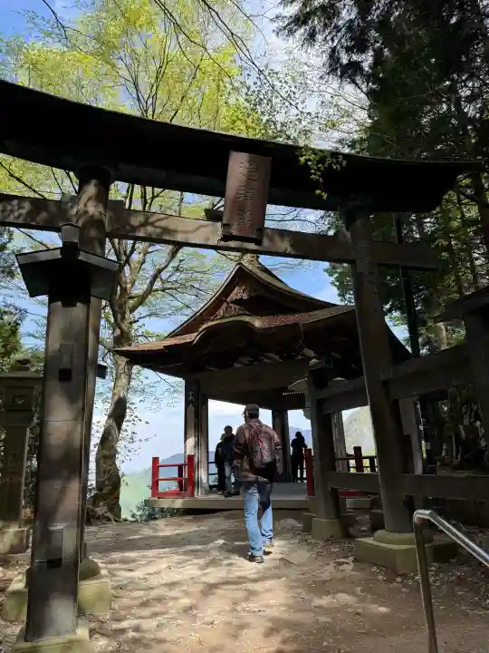 三峯神社の{uncategorized: "未分類", other: "その他", undefined: "問題あり", building: "その他建物", grave: "お墓", sacred_gate: "鳥居", guardian: "狛犬", statue: "像", buddha: "仏像", history: "歴史", nature: "自然", garden: "庭園", animal: "動物", pagoda: "塔", temizu: "手水舎", mountain_gate: "山門・神門", sanctuary: "本殿・本堂", subordinate: "末社・摂社", art: "芸術", scenery: "景色", jizo: "地蔵", ema: "絵馬", goshuin: "御朱印", omikuji: "おみくじ", items: "授与品その他", amulet: "お守り", goshuincho: "御朱印帳", eats: "食事", festival: "お祭り", votive_dance: "神楽", shichigosan: "七五三参", wedding: "結婚式", experience: "体験その他", initially: "初詣", around: "周辺", anti_infection: "感染症対策"}