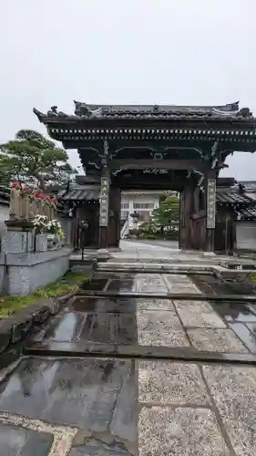 常保寺の山門