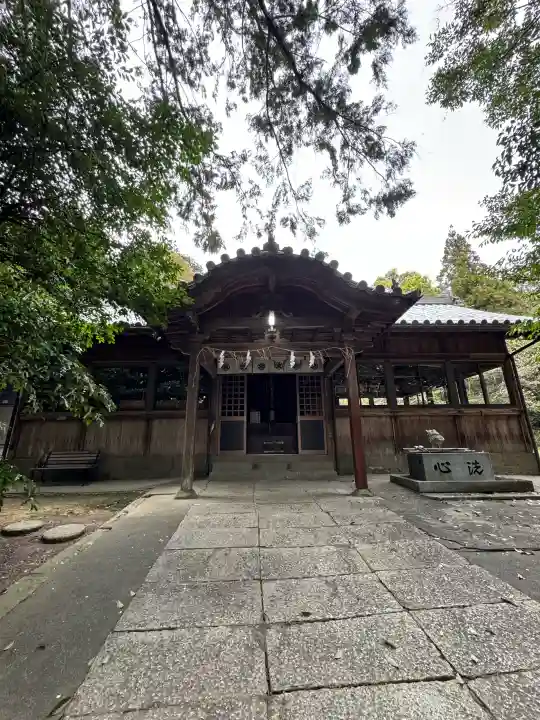 宇志比古神社の{uncategorized: "未分類", other: "その他", undefined: "問題あり", building: "その他建物", grave: "お墓", sacred_gate: "鳥居", guardian: "狛犬", statue: "像", buddha: "仏像", history: "歴史", nature: "自然", garden: "庭園", animal: "動物", pagoda: "塔", temizu: "手水舎", mountain_gate: "山門・神門", sanctuary: "本殿・本堂", subordinate: "末社・摂社", art: "芸術", scenery: "景色", jizo: "地蔵", ema: "絵馬", goshuin: "御朱印", omikuji: "おみくじ", items: "授与品その他", amulet: "お守り", goshuincho: "御朱印帳", eats: "食事", festival: "お祭り", votive_dance: "神楽", shichigosan: "七五三参", wedding: "結婚式", experience: "体験その他", initially: "初詣", around: "周辺", anti_infection: "感染症対策"}