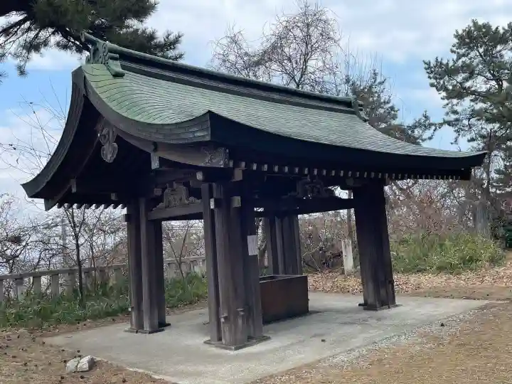 函館護國神社の{uncategorized: "未分類", other: "その他", undefined: "問題あり", building: "その他建物", grave: "お墓", sacred_gate: "鳥居", guardian: "狛犬", statue: "像", buddha: "仏像", history: "歴史", nature: "自然", garden: "庭園", animal: "動物", pagoda: "塔", temizu: "手水舎", mountain_gate: "山門・神門", sanctuary: "本殿・本堂", subordinate: "末社・摂社", art: "芸術", scenery: "景色", jizo: "地蔵", ema: "絵馬", goshuin: "御朱印", omikuji: "おみくじ", items: "授与品その他", amulet: "お守り", goshuincho: "御朱印帳", eats: "食事", festival: "お祭り", votive_dance: "神楽", shichigosan: "七五三参", wedding: "結婚式", experience: "体験その他", initially: "初詣", around: "周辺", anti_infection: "感染症対策"}