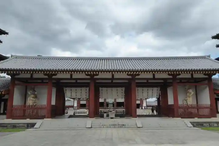 薬師寺の山門・神門