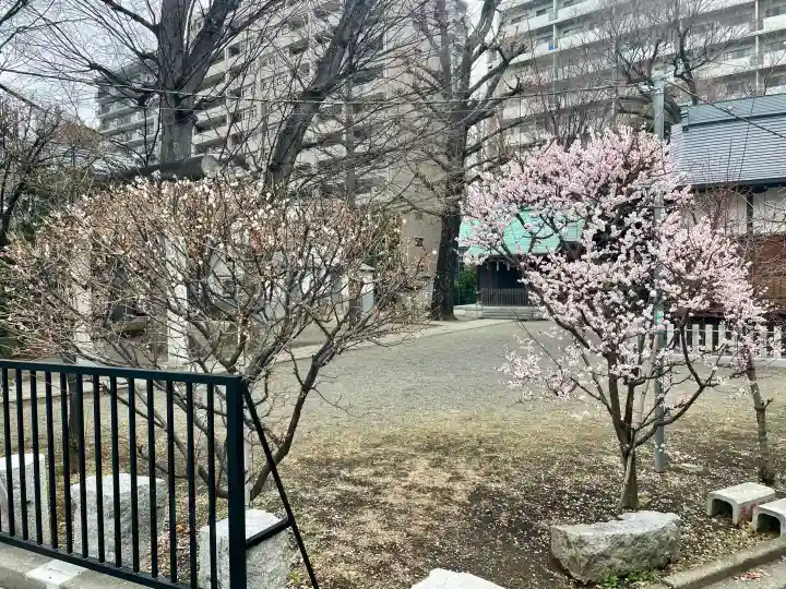 西早稲田天祖神社の{uncategorized: "未分類", other: "その他", undefined: "問題あり", building: "その他建物", grave: "お墓", sacred_gate: "鳥居", guardian: "狛犬", statue: "像", buddha: "仏像", history: "歴史", nature: "自然", garden: "庭園", animal: "動物", pagoda: "塔", temizu: "手水舎", mountain_gate: "山門・神門", sanctuary: "本殿・本堂", subordinate: "末社・摂社", art: "芸術", scenery: "景色", jizo: "地蔵", ema: "絵馬", goshuin: "御朱印", omikuji: "おみくじ", items: "授与品その他", amulet: "お守り", goshuincho: "御朱印帳", eats: "食事", festival: "お祭り", votive_dance: "神楽", shichigosan: "七五三参", wedding: "結婚式", experience: "体験その他", initially: "初詣", around: "周辺", anti_infection: "感染症対策"}