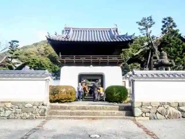 興聖寺(興聖寶林禅寺)の{uncategorized: "未分類", other: "その他", undefined: "問題あり", building: "その他建物", grave: "お墓", sacred_gate: "鳥居", guardian: "狛犬", statue: "像", buddha: "仏像", history: "歴史", nature: "自然", garden: "庭園", animal: "動物", pagoda: "塔", temizu: "手水舎", mountain_gate: "山門・神門", sanctuary: "本殿・本堂", subordinate: "末社・摂社", art: "芸術", scenery: "景色", jizo: "地蔵", ema: "絵馬", goshuin: "御朱印", omikuji: "おみくじ", items: "授与品その他", amulet: "お守り", goshuincho: "御朱印帳", eats: "食事", festival: "お祭り", votive_dance: "神楽", shichigosan: "七五三参", wedding: "結婚式", experience: "体験その他", initially: "初詣", around: "周辺", anti_infection: "感染症対策"}