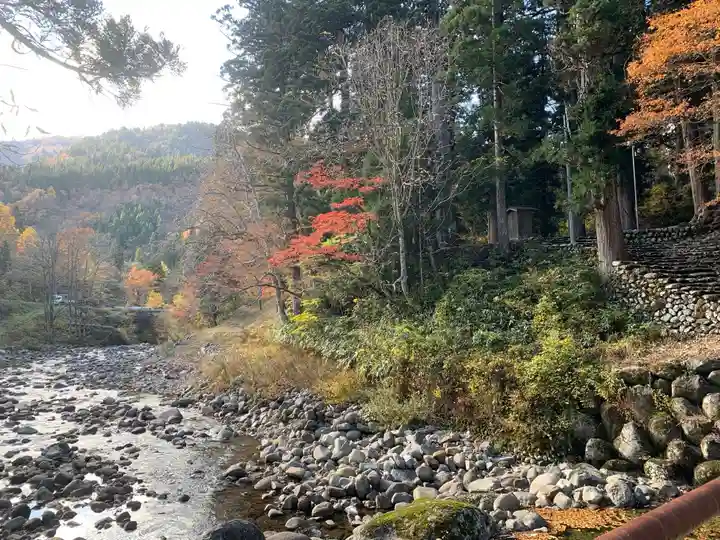 白山中居神社の周辺