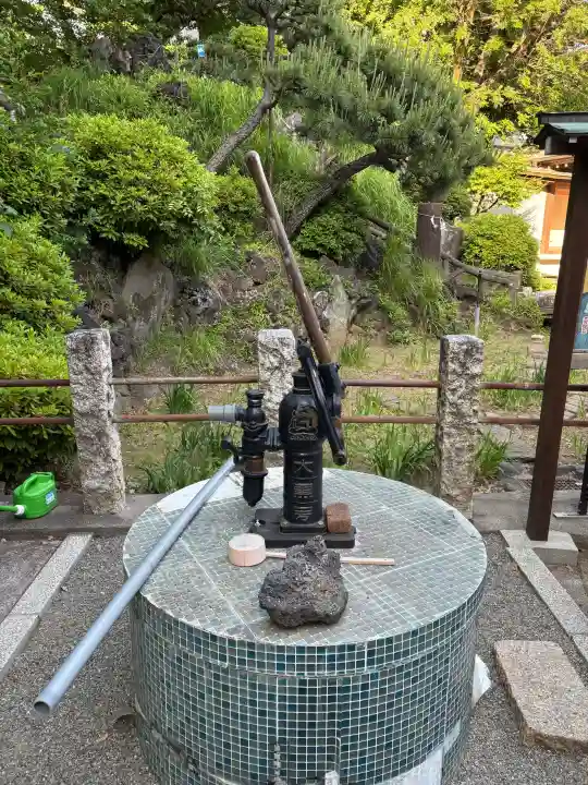 鳩森八幡神社の{uncategorized: "未分類", other: "その他", undefined: "問題あり", building: "その他建物", grave: "お墓", sacred_gate: "鳥居", guardian: "狛犬", statue: "像", buddha: "仏像", history: "歴史", nature: "自然", garden: "庭園", animal: "動物", pagoda: "塔", temizu: "手水舎", mountain_gate: "山門・神門", sanctuary: "本殿・本堂", subordinate: "末社・摂社", art: "芸術", scenery: "景色", jizo: "地蔵", ema: "絵馬", goshuin: "御朱印", omikuji: "おみくじ", items: "授与品その他", amulet: "お守り", goshuincho: "御朱印帳", eats: "食事", festival: "お祭り", votive_dance: "神楽", shichigosan: "七五三参", wedding: "結婚式", experience: "体験その他", initially: "初詣", around: "周辺", anti_infection: "感染症対策"}