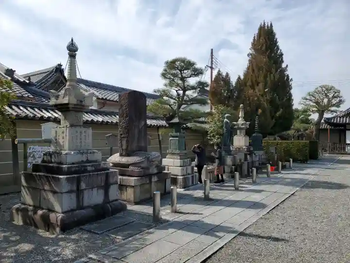 東寺(教王護国寺)の{uncategorized: "未分類", other: "その他", undefined: "問題あり", building: "その他建物", grave: "お墓", sacred_gate: "鳥居", guardian: "狛犬", statue: "像", buddha: "仏像", history: "歴史", nature: "自然", garden: "庭園", animal: "動物", pagoda: "塔", temizu: "手水舎", mountain_gate: "山門・神門", sanctuary: "本殿・本堂", subordinate: "末社・摂社", art: "芸術", scenery: "景色", jizo: "地蔵", ema: "絵馬", goshuin: "御朱印", omikuji: "おみくじ", items: "授与品その他", amulet: "お守り", goshuincho: "御朱印帳", eats: "食事", festival: "お祭り", votive_dance: "神楽", shichigosan: "七五三参", wedding: "結婚式", experience: "体験その他", initially: "初詣", around: "周辺", anti_infection: "感染症対策"}