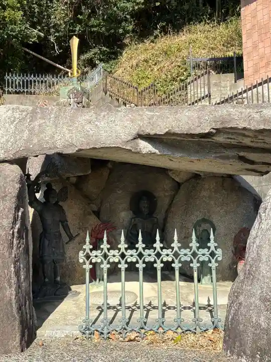 ぽっくり地蔵の{uncategorized: "未分類", other: "その他", undefined: "問題あり", building: "その他建物", grave: "お墓", sacred_gate: "鳥居", guardian: "狛犬", statue: "像", buddha: "仏像", history: "歴史", nature: "自然", garden: "庭園", animal: "動物", pagoda: "塔", temizu: "手水舎", mountain_gate: "山門・神門", sanctuary: "本殿・本堂", subordinate: "末社・摂社", art: "芸術", scenery: "景色", jizo: "地蔵", ema: "絵馬", goshuin: "御朱印", omikuji: "おみくじ", items: "授与品その他", amulet: "お守り", goshuincho: "御朱印帳", eats: "食事", festival: "お祭り", votive_dance: "神楽", shichigosan: "七五三参", wedding: "結婚式", experience: "体験その他", initially: "初詣", around: "周辺", anti_infection: "感染症対策"}