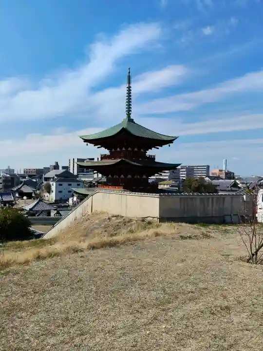 家原寺の{uncategorized: "未分類", other: "その他", undefined: "問題あり", building: "その他建物", grave: "お墓", sacred_gate: "鳥居", guardian: "狛犬", statue: "像", buddha: "仏像", history: "歴史", nature: "自然", garden: "庭園", animal: "動物", pagoda: "塔", temizu: "手水舎", mountain_gate: "山門・神門", sanctuary: "本殿・本堂", subordinate: "末社・摂社", art: "芸術", scenery: "景色", jizo: "地蔵", ema: "絵馬", goshuin: "御朱印", omikuji: "おみくじ", items: "授与品その他", amulet: "お守り", goshuincho: "御朱印帳", eats: "食事", festival: "お祭り", votive_dance: "神楽", shichigosan: "七五三参", wedding: "結婚式", experience: "体験その他", initially: "初詣", around: "周辺", anti_infection: "感染症対策"}