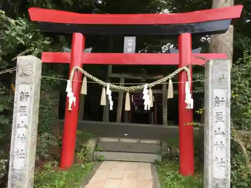 新屋山神社の鳥居