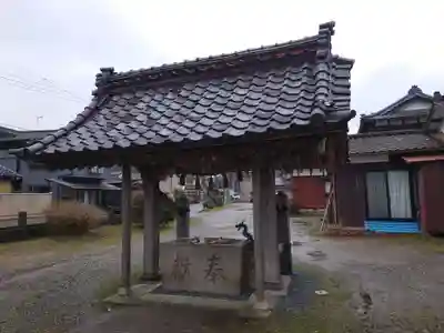 守りの神　藤基神社の手水舎