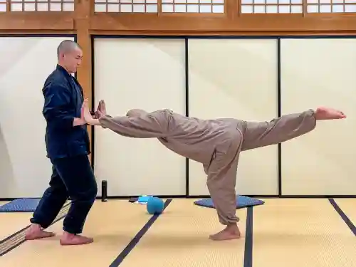 円覚寺の{uncategorized: "未分類", other: "その他", undefined: "問題あり", building: "その他建物", grave: "お墓", sacred_gate: "鳥居", guardian: "狛犬", statue: "像", buddha: "仏像", history: "歴史", nature: "自然", garden: "庭園", animal: "動物", pagoda: "塔", temizu: "手水舎", mountain_gate: "山門・神門", sanctuary: "本殿・本堂", subordinate: "末社・摂社", art: "芸術", scenery: "景色", jizo: "地蔵", ema: "絵馬", goshuin: "御朱印", omikuji: "おみくじ", items: "授与品その他", amulet: "お守り", goshuincho: "御朱印帳", eats: "食事", festival: "お祭り", votive_dance: "神楽", shichigosan: "七五三参", wedding: "結婚式", experience: "体験その他", initially: "初詣", around: "周辺", anti_infection: "感染症対策"}