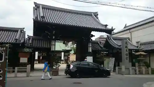 大阪天満宮の山門