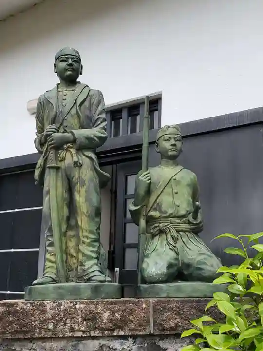 円通三匝堂(さざえ堂)の像