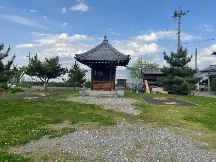 地蔵堂 (みよし野広場)の{uncategorized: "未分類", other: "その他", undefined: "問題あり", building: "その他建物", grave: "お墓", sacred_gate: "鳥居", guardian: "狛犬", statue: "像", buddha: "仏像", history: "歴史", nature: "自然", garden: "庭園", animal: "動物", pagoda: "塔", temizu: "手水舎", mountain_gate: "山門・神門", sanctuary: "本殿・本堂", subordinate: "末社・摂社", art: "芸術", scenery: "景色", jizo: "地蔵", ema: "絵馬", goshuin: "御朱印", omikuji: "おみくじ", items: "授与品その他", amulet: "お守り", goshuincho: "御朱印帳", eats: "食事", festival: "お祭り", votive_dance: "神楽", shichigosan: "七五三参", wedding: "結婚式", experience: "体験その他", initially: "初詣", around: "周辺", anti_infection: "感染症対策"}