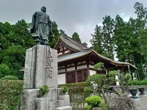 富士山法華本門寺根源の像