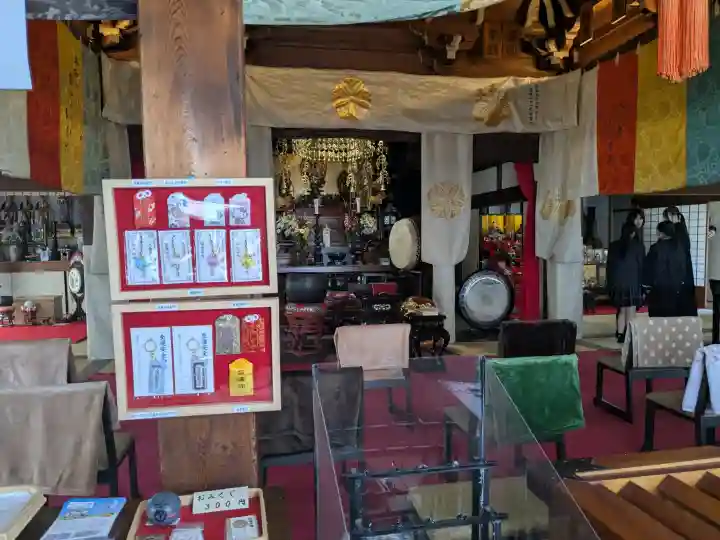 本覚寺の{uncategorized: "未分類", other: "その他", undefined: "問題あり", building: "その他建物", grave: "お墓", sacred_gate: "鳥居", guardian: "狛犬", statue: "像", buddha: "仏像", history: "歴史", nature: "自然", garden: "庭園", animal: "動物", pagoda: "塔", temizu: "手水舎", mountain_gate: "山門・神門", sanctuary: "本殿・本堂", subordinate: "末社・摂社", art: "芸術", scenery: "景色", jizo: "地蔵", ema: "絵馬", goshuin: "御朱印", omikuji: "おみくじ", items: "授与品その他", amulet: "お守り", goshuincho: "御朱印帳", eats: "食事", festival: "お祭り", votive_dance: "神楽", shichigosan: "七五三参", wedding: "結婚式", experience: "体験その他", initially: "初詣", around: "周辺", anti_infection: "感染症対策"}