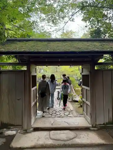 寒川神社の{uncategorized: "未分類", other: "その他", undefined: "問題あり", building: "その他建物", grave: "お墓", sacred_gate: "鳥居", guardian: "狛犬", statue: "像", buddha: "仏像", history: "歴史", nature: "自然", garden: "庭園", animal: "動物", pagoda: "塔", temizu: "手水舎", mountain_gate: "山門・神門", sanctuary: "本殿・本堂", subordinate: "末社・摂社", art: "芸術", scenery: "景色", jizo: "地蔵", ema: "絵馬", goshuin: "御朱印", omikuji: "おみくじ", items: "授与品その他", amulet: "お守り", goshuincho: "御朱印帳", eats: "食事", festival: "お祭り", votive_dance: "神楽", shichigosan: "七五三参", wedding: "結婚式", experience: "体験その他", initially: "初詣", around: "周辺", anti_infection: "感染症対策"}