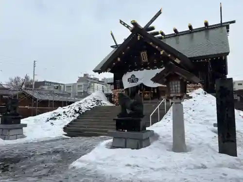 札幌諏訪神社の{uncategorized: "未分類", other: "その他", undefined: "問題あり", building: "その他建物", grave: "お墓", sacred_gate: "鳥居", guardian: "狛犬", statue: "像", buddha: "仏像", history: "歴史", nature: "自然", garden: "庭園", animal: "動物", pagoda: "塔", temizu: "手水舎", mountain_gate: "山門・神門", sanctuary: "本殿・本堂", subordinate: "末社・摂社", art: "芸術", scenery: "景色", jizo: "地蔵", ema: "絵馬", goshuin: "御朱印", omikuji: "おみくじ", items: "授与品その他", amulet: "お守り", goshuincho: "御朱印帳", eats: "食事", festival: "お祭り", votive_dance: "神楽", shichigosan: "七五三参", wedding: "結婚式", experience: "体験その他", initially: "初詣", around: "周辺", anti_infection: "感染症対策"}