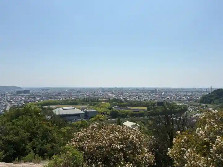 生石神社の{uncategorized: "未分類", other: "その他", undefined: "問題あり", building: "その他建物", grave: "お墓", sacred_gate: "鳥居", guardian: "狛犬", statue: "像", buddha: "仏像", history: "歴史", nature: "自然", garden: "庭園", animal: "動物", pagoda: "塔", temizu: "手水舎", mountain_gate: "山門・神門", sanctuary: "本殿・本堂", subordinate: "末社・摂社", art: "芸術", scenery: "景色", jizo: "地蔵", ema: "絵馬", goshuin: "御朱印", omikuji: "おみくじ", items: "授与品その他", amulet: "お守り", goshuincho: "御朱印帳", eats: "食事", festival: "お祭り", votive_dance: "神楽", shichigosan: "七五三参", wedding: "結婚式", experience: "体験その他", initially: "初詣", around: "周辺", anti_infection: "感染症対策"}