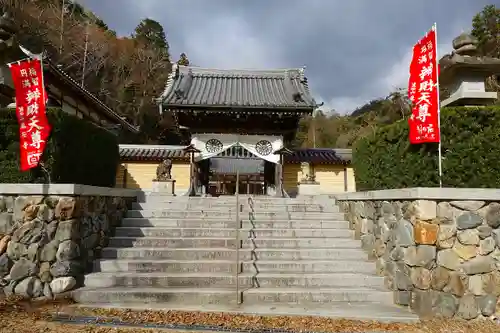 瀧安寺の山門