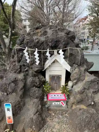 鳩森八幡神社の{uncategorized: "未分類", other: "その他", undefined: "問題あり", building: "その他建物", grave: "お墓", sacred_gate: "鳥居", guardian: "狛犬", statue: "像", buddha: "仏像", history: "歴史", nature: "自然", garden: "庭園", animal: "動物", pagoda: "塔", temizu: "手水舎", mountain_gate: "山門・神門", sanctuary: "本殿・本堂", subordinate: "末社・摂社", art: "芸術", scenery: "景色", jizo: "地蔵", ema: "絵馬", goshuin: "御朱印", omikuji: "おみくじ", items: "授与品その他", amulet: "お守り", goshuincho: "御朱印帳", eats: "食事", festival: "お祭り", votive_dance: "神楽", shichigosan: "七五三参", wedding: "結婚式", experience: "体験その他", initially: "初詣", around: "周辺", anti_infection: "感染症対策"}