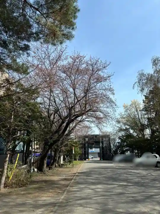 豊平神社の{uncategorized: "未分類", other: "その他", undefined: "問題あり", building: "その他建物", grave: "お墓", sacred_gate: "鳥居", guardian: "狛犬", statue: "像", buddha: "仏像", history: "歴史", nature: "自然", garden: "庭園", animal: "動物", pagoda: "塔", temizu: "手水舎", mountain_gate: "山門・神門", sanctuary: "本殿・本堂", subordinate: "末社・摂社", art: "芸術", scenery: "景色", jizo: "地蔵", ema: "絵馬", goshuin: "御朱印", omikuji: "おみくじ", items: "授与品その他", amulet: "お守り", goshuincho: "御朱印帳", eats: "食事", festival: "お祭り", votive_dance: "神楽", shichigosan: "七五三参", wedding: "結婚式", experience: "体験その他", initially: "初詣", around: "周辺", anti_infection: "感染症対策"}