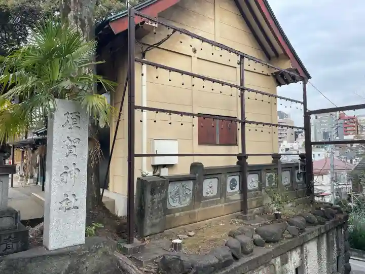 須賀神社の{uncategorized: "未分類", other: "その他", undefined: "問題あり", building: "その他建物", grave: "お墓", sacred_gate: "鳥居", guardian: "狛犬", statue: "像", buddha: "仏像", history: "歴史", nature: "自然", garden: "庭園", animal: "動物", pagoda: "塔", temizu: "手水舎", mountain_gate: "山門・神門", sanctuary: "本殿・本堂", subordinate: "末社・摂社", art: "芸術", scenery: "景色", jizo: "地蔵", ema: "絵馬", goshuin: "御朱印", omikuji: "おみくじ", items: "授与品その他", amulet: "お守り", goshuincho: "御朱印帳", eats: "食事", festival: "お祭り", votive_dance: "神楽", shichigosan: "七五三参", wedding: "結婚式", experience: "体験その他", initially: "初詣", around: "周辺", anti_infection: "感染症対策"}