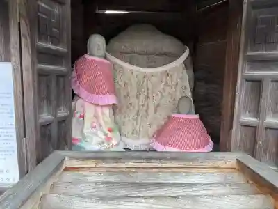 十王地蔵尊 (十王村の水)の{uncategorized: "未分類", other: "その他", undefined: "問題あり", building: "その他建物", grave: "お墓", sacred_gate: "鳥居", guardian: "狛犬", statue: "像", buddha: "仏像", history: "歴史", nature: "自然", garden: "庭園", animal: "動物", pagoda: "塔", temizu: "手水舎", mountain_gate: "山門・神門", sanctuary: "本殿・本堂", subordinate: "末社・摂社", art: "芸術", scenery: "景色", jizo: "地蔵", ema: "絵馬", goshuin: "御朱印", omikuji: "おみくじ", items: "授与品その他", amulet: "お守り", goshuincho: "御朱印帳", eats: "食事", festival: "お祭り", votive_dance: "神楽", shichigosan: "七五三参", wedding: "結婚式", experience: "体験その他", initially: "初詣", around: "周辺", anti_infection: "感染症対策"}