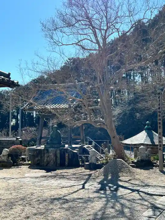 吉祥寺の{uncategorized: "未分類", other: "その他", undefined: "問題あり", building: "その他建物", grave: "お墓", sacred_gate: "鳥居", guardian: "狛犬", statue: "像", buddha: "仏像", history: "歴史", nature: "自然", garden: "庭園", animal: "動物", pagoda: "塔", temizu: "手水舎", mountain_gate: "山門・神門", sanctuary: "本殿・本堂", subordinate: "末社・摂社", art: "芸術", scenery: "景色", jizo: "地蔵", ema: "絵馬", goshuin: "御朱印", omikuji: "おみくじ", items: "授与品その他", amulet: "お守り", goshuincho: "御朱印帳", eats: "食事", festival: "お祭り", votive_dance: "神楽", shichigosan: "七五三参", wedding: "結婚式", experience: "体験その他", initially: "初詣", around: "周辺", anti_infection: "感染症対策"}