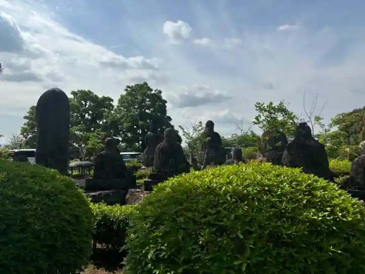 蓮華寺の{uncategorized: "未分類", other: "その他", undefined: "問題あり", building: "その他建物", grave: "お墓", sacred_gate: "鳥居", guardian: "狛犬", statue: "像", buddha: "仏像", history: "歴史", nature: "自然", garden: "庭園", animal: "動物", pagoda: "塔", temizu: "手水舎", mountain_gate: "山門・神門", sanctuary: "本殿・本堂", subordinate: "末社・摂社", art: "芸術", scenery: "景色", jizo: "地蔵", ema: "絵馬", goshuin: "御朱印", omikuji: "おみくじ", items: "授与品その他", amulet: "お守り", goshuincho: "御朱印帳", eats: "食事", festival: "お祭り", votive_dance: "神楽", shichigosan: "七五三参", wedding: "結婚式", experience: "体験その他", initially: "初詣", around: "周辺", anti_infection: "感染症対策"}