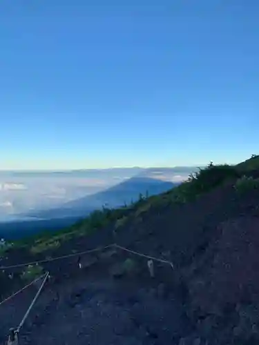 富士山頂上浅間大社奥宮の景色