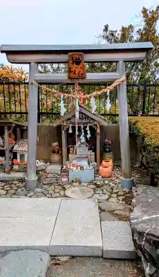 猫神社の{uncategorized: "未分類", other: "その他", undefined: "問題あり", building: "その他建物", grave: "お墓", sacred_gate: "鳥居", guardian: "狛犬", statue: "像", buddha: "仏像", history: "歴史", nature: "自然", garden: "庭園", animal: "動物", pagoda: "塔", temizu: "手水舎", mountain_gate: "山門・神門", sanctuary: "本殿・本堂", subordinate: "末社・摂社", art: "芸術", scenery: "景色", jizo: "地蔵", ema: "絵馬", goshuin: "御朱印", omikuji: "おみくじ", items: "授与品その他", amulet: "お守り", goshuincho: "御朱印帳", eats: "食事", festival: "お祭り", votive_dance: "神楽", shichigosan: "七五三参", wedding: "結婚式", experience: "体験その他", initially: "初詣", around: "周辺", anti_infection: "感染症対策"}