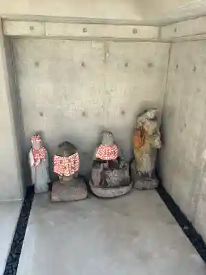 長栄寺の{uncategorized: "未分類", other: "その他", undefined: "問題あり", building: "その他建物", grave: "お墓", sacred_gate: "鳥居", guardian: "狛犬", statue: "像", buddha: "仏像", history: "歴史", nature: "自然", garden: "庭園", animal: "動物", pagoda: "塔", temizu: "手水舎", mountain_gate: "山門・神門", sanctuary: "本殿・本堂", subordinate: "末社・摂社", art: "芸術", scenery: "景色", jizo: "地蔵", ema: "絵馬", goshuin: "御朱印", omikuji: "おみくじ", items: "授与品その他", amulet: "お守り", goshuincho: "御朱印帳", eats: "食事", festival: "お祭り", votive_dance: "神楽", shichigosan: "七五三参", wedding: "結婚式", experience: "体験その他", initially: "初詣", around: "周辺", anti_infection: "感染症対策"}