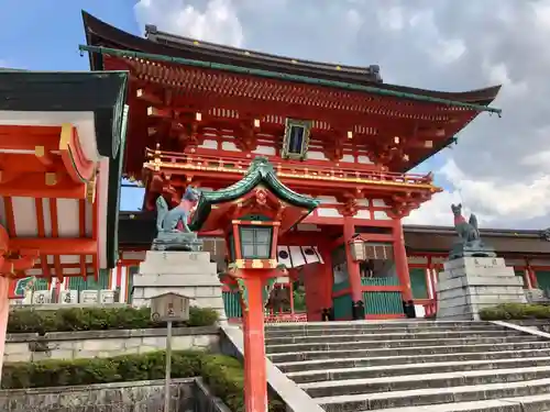 伏見稲荷大社　御膳谷奉拝所の山門・神門