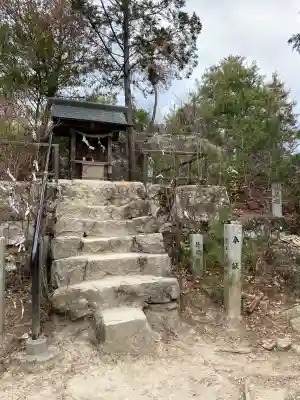 石上布都魂神社の{uncategorized: "未分類", other: "その他", undefined: "問題あり", building: "その他建物", grave: "お墓", sacred_gate: "鳥居", guardian: "狛犬", statue: "像", buddha: "仏像", history: "歴史", nature: "自然", garden: "庭園", animal: "動物", pagoda: "塔", temizu: "手水舎", mountain_gate: "山門・神門", sanctuary: "本殿・本堂", subordinate: "末社・摂社", art: "芸術", scenery: "景色", jizo: "地蔵", ema: "絵馬", goshuin: "御朱印", omikuji: "おみくじ", items: "授与品その他", amulet: "お守り", goshuincho: "御朱印帳", eats: "食事", festival: "お祭り", votive_dance: "神楽", shichigosan: "七五三参", wedding: "結婚式", experience: "体験その他", initially: "初詣", around: "周辺", anti_infection: "感染症対策"}