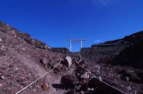 富士山頂上浅間大社奥宮の鳥居