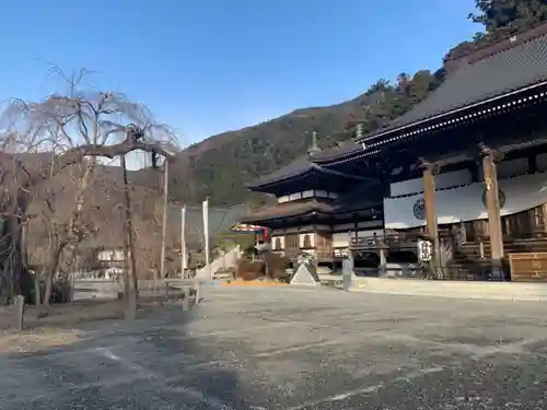 久遠寺の本殿