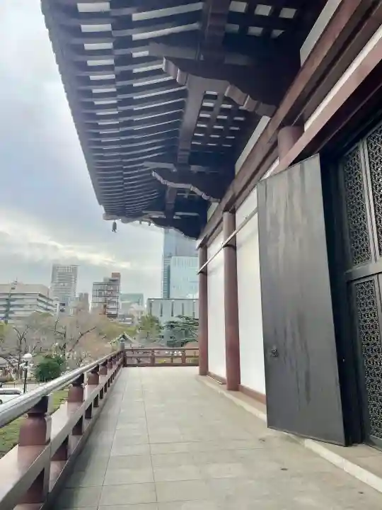 増上寺の{uncategorized: "未分類", other: "その他", undefined: "問題あり", building: "その他建物", grave: "お墓", sacred_gate: "鳥居", guardian: "狛犬", statue: "像", buddha: "仏像", history: "歴史", nature: "自然", garden: "庭園", animal: "動物", pagoda: "塔", temizu: "手水舎", mountain_gate: "山門・神門", sanctuary: "本殿・本堂", subordinate: "末社・摂社", art: "芸術", scenery: "景色", jizo: "地蔵", ema: "絵馬", goshuin: "御朱印", omikuji: "おみくじ", items: "授与品その他", amulet: "お守り", goshuincho: "御朱印帳", eats: "食事", festival: "お祭り", votive_dance: "神楽", shichigosan: "七五三参", wedding: "結婚式", experience: "体験その他", initially: "初詣", around: "周辺", anti_infection: "感染症対策"}