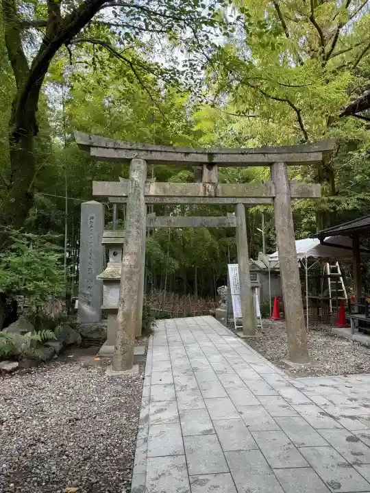 伏見神宝神社の{uncategorized: "未分類", other: "その他", undefined: "問題あり", building: "その他建物", grave: "お墓", sacred_gate: "鳥居", guardian: "狛犬", statue: "像", buddha: "仏像", history: "歴史", nature: "自然", garden: "庭園", animal: "動物", pagoda: "塔", temizu: "手水舎", mountain_gate: "山門・神門", sanctuary: "本殿・本堂", subordinate: "末社・摂社", art: "芸術", scenery: "景色", jizo: "地蔵", ema: "絵馬", goshuin: "御朱印", omikuji: "おみくじ", items: "授与品その他", amulet: "お守り", goshuincho: "御朱印帳", eats: "食事", festival: "お祭り", votive_dance: "神楽", shichigosan: "七五三参", wedding: "結婚式", experience: "体験その他", initially: "初詣", around: "周辺", anti_infection: "感染症対策"}
