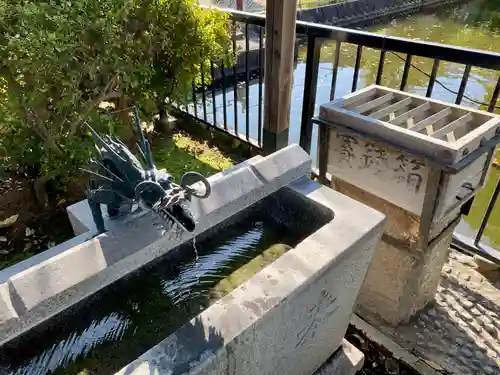 白蛇辨財天の手水舎
