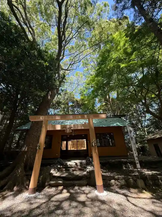伊射波神社の{uncategorized: "未分類", other: "その他", undefined: "問題あり", building: "その他建物", grave: "お墓", sacred_gate: "鳥居", guardian: "狛犬", statue: "像", buddha: "仏像", history: "歴史", nature: "自然", garden: "庭園", animal: "動物", pagoda: "塔", temizu: "手水舎", mountain_gate: "山門・神門", sanctuary: "本殿・本堂", subordinate: "末社・摂社", art: "芸術", scenery: "景色", jizo: "地蔵", ema: "絵馬", goshuin: "御朱印", omikuji: "おみくじ", items: "授与品その他", amulet: "お守り", goshuincho: "御朱印帳", eats: "食事", festival: "お祭り", votive_dance: "神楽", shichigosan: "七五三参", wedding: "結婚式", experience: "体験その他", initially: "初詣", around: "周辺", anti_infection: "感染症対策"}