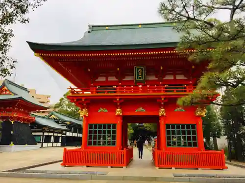 穴八幡宮の山門