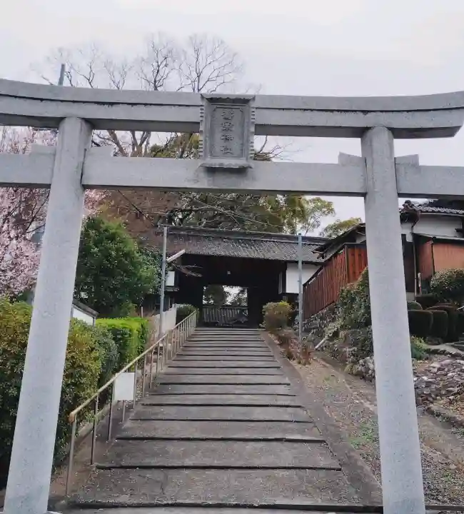 寿栄神社の{uncategorized: "未分類", other: "その他", undefined: "問題あり", building: "その他建物", grave: "お墓", sacred_gate: "鳥居", guardian: "狛犬", statue: "像", buddha: "仏像", history: "歴史", nature: "自然", garden: "庭園", animal: "動物", pagoda: "塔", temizu: "手水舎", mountain_gate: "山門・神門", sanctuary: "本殿・本堂", subordinate: "末社・摂社", art: "芸術", scenery: "景色", jizo: "地蔵", ema: "絵馬", goshuin: "御朱印", omikuji: "おみくじ", items: "授与品その他", amulet: "お守り", goshuincho: "御朱印帳", eats: "食事", festival: "お祭り", votive_dance: "神楽", shichigosan: "七五三参", wedding: "結婚式", experience: "体験その他", initially: "初詣", around: "周辺", anti_infection: "感染症対策"}