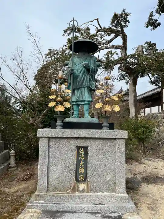 叡福寺の{uncategorized: "未分類", other: "その他", undefined: "問題あり", building: "その他建物", grave: "お墓", sacred_gate: "鳥居", guardian: "狛犬", statue: "像", buddha: "仏像", history: "歴史", nature: "自然", garden: "庭園", animal: "動物", pagoda: "塔", temizu: "手水舎", mountain_gate: "山門・神門", sanctuary: "本殿・本堂", subordinate: "末社・摂社", art: "芸術", scenery: "景色", jizo: "地蔵", ema: "絵馬", goshuin: "御朱印", omikuji: "おみくじ", items: "授与品その他", amulet: "お守り", goshuincho: "御朱印帳", eats: "食事", festival: "お祭り", votive_dance: "神楽", shichigosan: "七五三参", wedding: "結婚式", experience: "体験その他", initially: "初詣", around: "周辺", anti_infection: "感染症対策"}