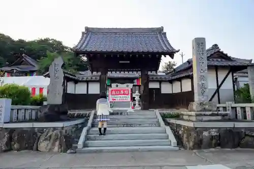 埼玉厄除け開運大師・龍泉寺（切り絵御朱印発祥の寺）の山門・神門