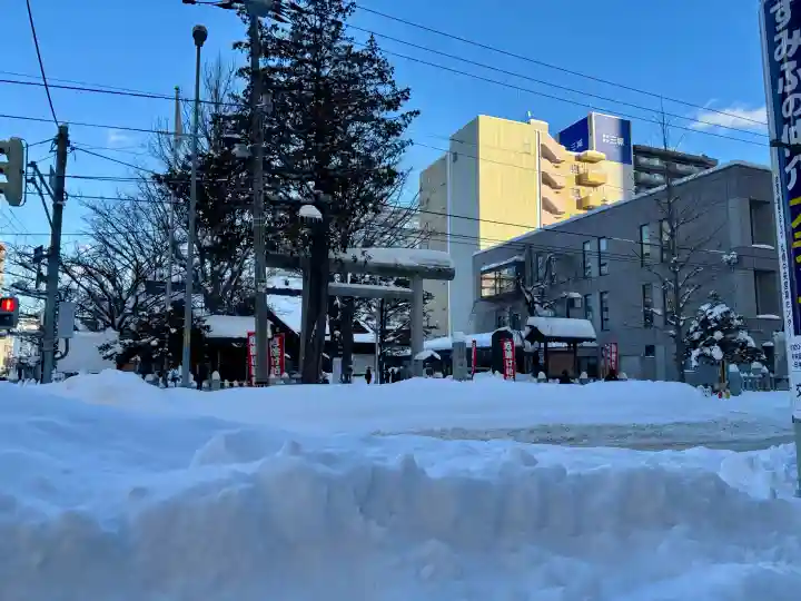 北海道神宮頓宮の{uncategorized: "未分類", other: "その他", undefined: "問題あり", building: "その他建物", grave: "お墓", sacred_gate: "鳥居", guardian: "狛犬", statue: "像", buddha: "仏像", history: "歴史", nature: "自然", garden: "庭園", animal: "動物", pagoda: "塔", temizu: "手水舎", mountain_gate: "山門・神門", sanctuary: "本殿・本堂", subordinate: "末社・摂社", art: "芸術", scenery: "景色", jizo: "地蔵", ema: "絵馬", goshuin: "御朱印", omikuji: "おみくじ", items: "授与品その他", amulet: "お守り", goshuincho: "御朱印帳", eats: "食事", festival: "お祭り", votive_dance: "神楽", shichigosan: "七五三参", wedding: "結婚式", experience: "体験その他", initially: "初詣", around: "周辺", anti_infection: "感染症対策"}