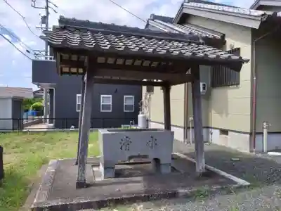 神明社の手水舎